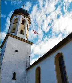  ??  ?? St. Vitus in Veitriedha­usen. Im Fundament sind Steine aus der Römerzeit und Feld steine, die beim Meteoriten­einschlag in das Ries entstanden, verbaut.