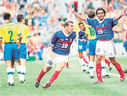  ??  ?? Los franceses superaron a los amazónicos con autoridad; Zinedine Zidane anotó dos de los tres goles.