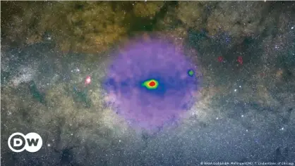  ??  ?? En el centro de la Galaxia existe un misterioso resplandor causado por un exceso de rayos gama.