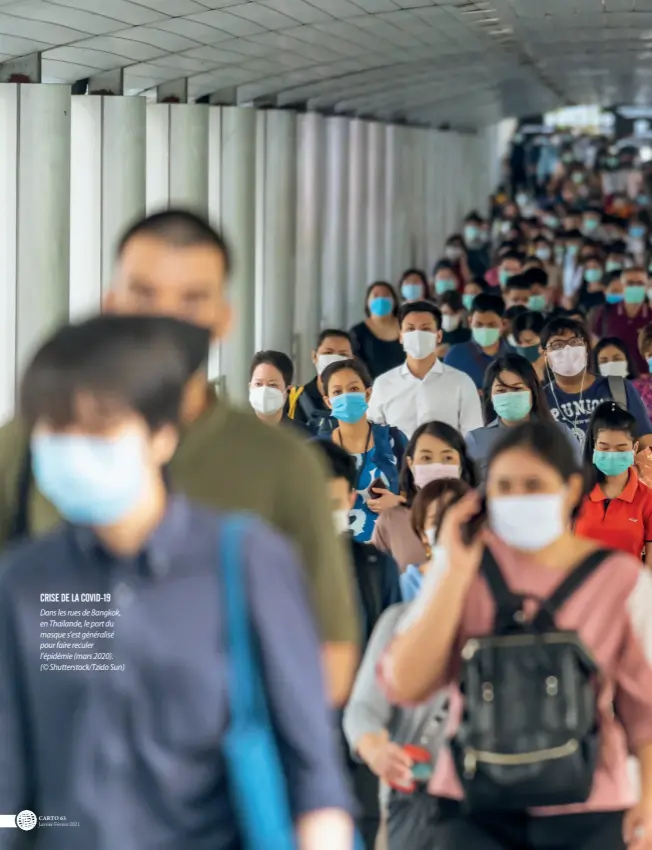  ?? (© Shuttersto­ck/Tzido Sun) ?? CRISE DE LA COVID-19
Dans les rues de Bangkok, en Thaïlande, le port du masque s’est généralisé pour faire reculer l’épidémie (mars 2020).