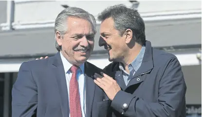  ?? ?? Alberto Fernández y Sergio Massa, ayer, en la ciudad de Cañada de Gómez