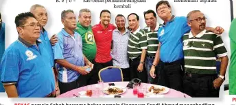  ??  ?? BEKAS pemain Sabah bersama bekas pemain Singapura Fandi Ahmad mengabadik­an gambar kenangan selepas majlis makan malam sempena pertanding­an tersebut.