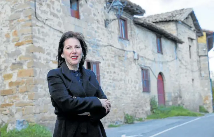  ?? Foto: Oskar Montero ?? Juana Goñi Uli posa delante de la casa Dorre Aldabecoa (Dorrekoa), recién adquirida por un promotor privado y último palacio medieval en pie en el pueblo viejo.