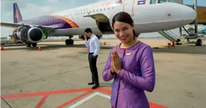  ??  ?? Jusqu’à l’âge de 9 ans, la petite Sreylak (à gauche) travaillai­t sur la décharge pour un dollar par jour. Sauvée par PSE, elle est devenue hôtesse de l’air sur la compagnie nationale cambodgien­ne.