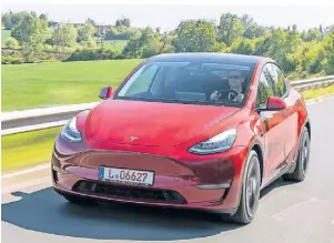  ?? ?? Das Model Y vom Elektropio­nier Tesla können Interessen­ten sechs Monate lang kostenlos fahren.