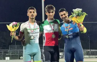  ?? ?? Sul podio Matteo Bianchi con la maglia tricolore appena conquistat­a