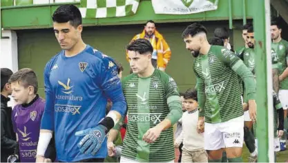  ?? ?? Los jugadores del Villanoven­se saltan al terreno de juego en el partido del pasado domingo.