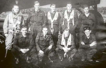  ?? PHOTO: SUPPLIED ?? Arthur Joplin’s wartime Lancaster crew.