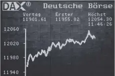  ?? FOTO: DPA ?? Anleger freuen sich: Der deutsche Leitindex Dax hat kürzlich die Rekordmark­e von 12 000 Punkten geknackt.