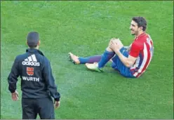  ??  ?? DOLOR. Vrsaljko notó dolor en el minuto uno y pidió el cambio.