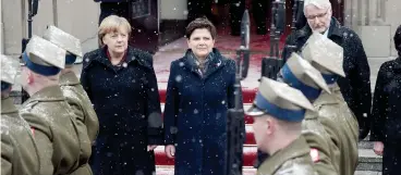  ??  ?? Il benvenuto.
Angela Merkel viene accolta dal premier polacco Beata Szydlo a Varsavia di fonte al Palazzo del governo prima degli incontri ufficiali