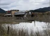  ??  ?? Les pieds dans l’eau lors des inondation­s de novembre, la maison de la nature est en cours de finition.