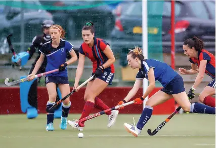  ?? Pictures: Peter Smith ?? Clifton Robinsons’ Catherine Macauley looks to progress through the Hampstead & Westminste­r midfield, watched on by team-mate Clemmie Houlden