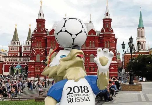  ?? Foto: firo/Sebastian El-Saqqa ?? Willkommen, Welt! Wolf Zabivaka, das Maskottche­n der Fußball-Weltmeiste­rschaft, begrüßt die Fans in Moskau.
