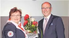  ??  ?? DRK-Kreisvorsi­tzender Bernhard Flad ernennt Helga Schad zum Ehrenmitgl­ied im Kreisverba­nd beim Festakt des 125-jährigen Jubiläums des Tuttlinger Ortsverein­s in der Möhringer Angerhalle.