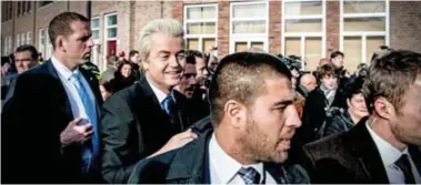  ?? © Robin Utrecht ?? Geert Wilders omgeven door zijn veiligheid­steam (de vooraan geportrett­eerde is níét de beschuldig­de).