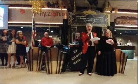  ?? ZACHARY SRNIS — THE MORNING JOURNAL ?? Tim and Terri Kiedrowski speak to the crowd at German’s Villa for the 2020 Paczki Ball.