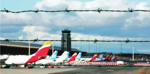  ?? REUTERS ?? Aviones de Iberia y Air Europa aparcados en la T-4 del aeropuerto de Madrid-Barjas