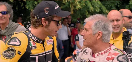  ?? MILAGRO ?? Valentino Rossi, 36 anni, con Giacomo Agostini, 73, domenica al Festival di Goodwood dove si sono riuniti tutti i miti del motorismo sportivo