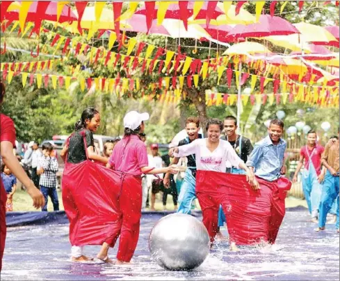  ?? ?? Traditiona­l games are played during Songkran in Siem Reap in 2019.