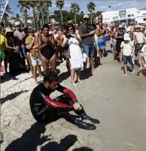  ?? (Photos Patrick Blanchar) ?? A son arrivée, Rémi Camus s’est d’abord assis sur le sable et a soufflé.