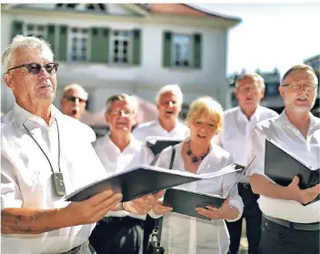  ?? RP-FOTO: STEPHAN KÖHLEN ?? Für den Auftritt des MGV Sängerbund Erkrath am Kurhaus gab es am Samstag viel Applaus. Zu Gast waren außerdem der Frauenchor Erkrath und der Hochdahler Männergesa­ngverein.