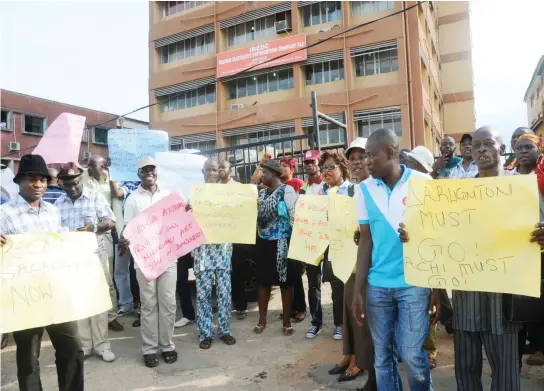 ?? PHOTO: NAN ?? Sacked electricit­y workers protesting over the non-payment of their disengagem­ent allowances in Ibadan yesterday.