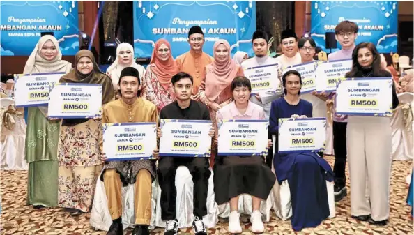  ?? ?? PTPTN chairman datuk Norliza abdul rahim (standing, sixth from left) pictured with student beneficiar­ies who received Simpan SSPN account.