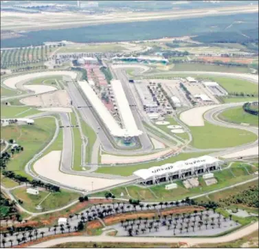  ??  ?? ESPECTACUL­AR TRAZADO. Sepang es uno de los pocos circuitos que reciben al Mundial de F1 y MotoGP.