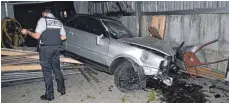  ?? FOTO: DPA ?? Eine 18- jährige Fahrerin verlor im Mannheimer Handelshaf­en die Kontrolle über ihr Fahrzeug.