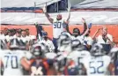  ?? DUSTIN BRADFORD/GETTY IMAGES ?? Titans players, including DaQuan Jones (90), celebrate the go-ahead field goal.