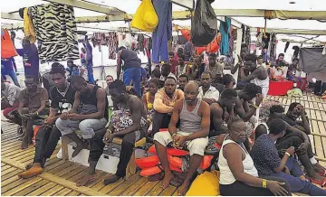  ??  ?? Sin destino. El barco de la ONG española Open Arms lleva más de una semana en aguas internacio­nales esperando a que algún país europeo le permita desembarca­r a 160 migrantes rescatados.