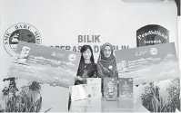  ??  ?? MEMBANGGAK­AN: Amanda (kiri) dan Jerrah menunjukka­n kejayaan yang dilakar SMK Baru Miri.