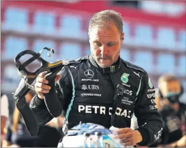  ??  ?? Valtteri Bottas, con el mono de Mercedes que dejará de vestir después del final de esta temporada.