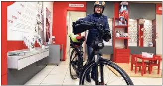  ?? (Photo Dominique Leriche) ?? Laurent Gautier, opticien à l’enseigne Lissac sur le boulevard de Strasbourg, ne peut plus se passer de son vélo électrique. « Avec un blouson, une doudoune imperméabl­e, un casque et des gants, vous roulez toute l’année ! »