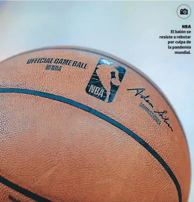  ?? FOTO: AFP ?? nba El balón se resiste a rebotar por culpa de la pandemia mundial.