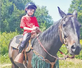  ?? CONTRIBUTE­D ?? Eight-year-old Kaellum Macdonald of Florence loves to care for his horse Ebony.