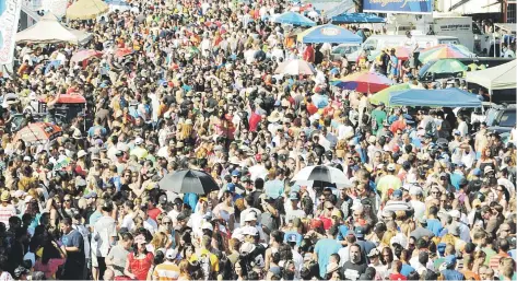  ?? Archivo / gfr media ?? El Festival de la Novilla es una multitudin­aria parada de carrozas y comparsas, en San Sebastián, que recrea al Puerto Rico de ayer y de hoy.