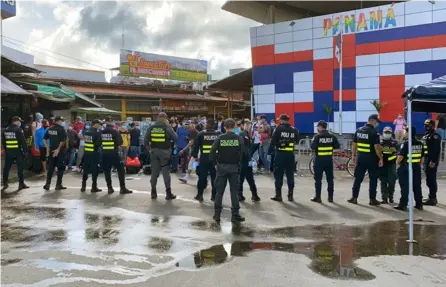  ?? ALFONSO QUESADA ?? La policía tica debió hacer un cordón humano para impedir el ingreso de los foráneos.