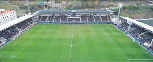  ??  ?? UN GRAN ESTADIO. Con la ampliación y las mejoras en el cuidado del césped, Ipurua luce como un fantástico campo de Primera.