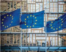  ?? Foto: dpa ?? Die Flaggen der Europäisch­en Union wehen im Wind vor dem Europa-Gebäude in Brüssel.