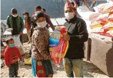  ?? Foto: Sanze Lama/Ladakh‰Hilfe ?? Dringend notwendig waren Lebensmitt­el und warme Kleidung in dem entlegenen Dorf New Sekuchet in Nepal. Der Günzburger Verein Ladakh‰Hilfe hat zu Spenden aufgerufen, um 145 Familien zu helfen.