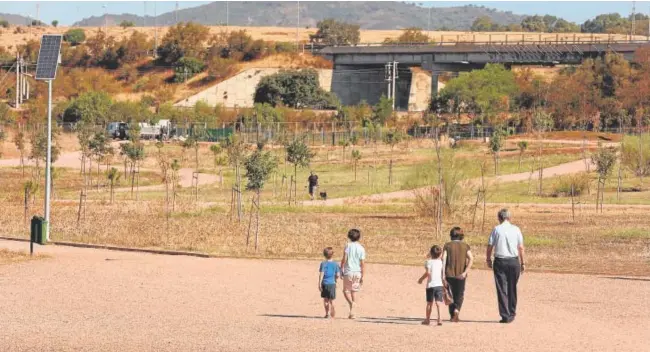  ?? // VALERIO MERINO ?? Vecinos de Levante caminan por el parque del mismo nombre en la primera fase habilitada meses atrás por Urbanismo