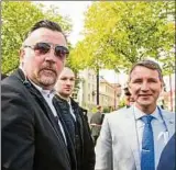  ??  ?? Björn Höcke, Thüringens Afd-chef und Lutz Bachmann, Initiator der fremden- und islamfeind­lichen „Pegida“in Erfurt im Gespräch. Foto: Sascha Fromm