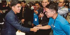 ?? PIC BY SALHANI IBRAHIM ?? Youth and Sports Minister Syed Saddiq Syed Abdul Rahman (left) greeting Graduan managing director Elia Talib at the Aspire Graduate Exhibition of Career and Post Graduate 2018 yesterday.