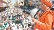  ?? — DECCAN CHRONICLE ?? Dingaleshw­ar Swamiji addresses a public meeting of his devotees.