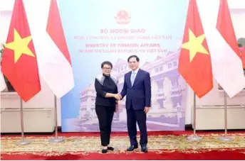  ?? VNA/VNS Photo
Phạm Kiên ?? Vietnamese Minister of Foreign A airs Bùi Thanh Sơn (right) and Indonesian counterpar­t Retno Marsudi in Hà Nội yesterday.