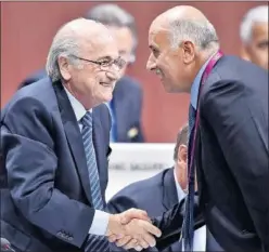  ??  ?? FALLIDO. Blatter, con el presidente de la Federación de Palestina.