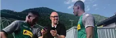  ?? FOTO: DIRK PÄFFGEN ?? Gespräch am Tegernsee: „Dolmetsche­r“Ibo Traoré, RP-Redakteur Karsten Kellermann und Mamadou Doucouré (von links).