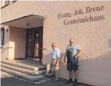  ?? FOTO: SABINE FELKER ?? Günter Deeg (links) und Hermann Maier kämpfen gegen den Verkauf des evangelisc­hen Johannes-Brenz-Gemeindeha­uses.